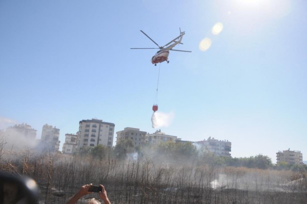 Foto - Otluk alanda çıkan yangın portakal ağaçları ve arı kovanlarını yaktı