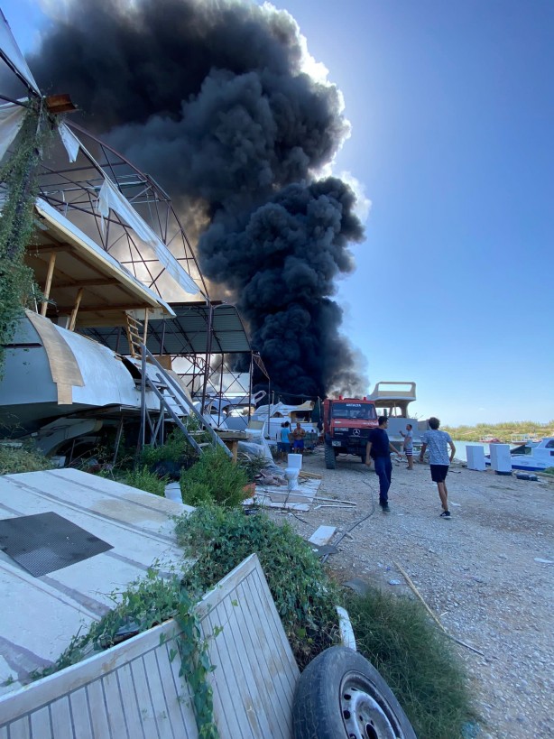 Foto - Otluk alandaki yangın tersaneye ve ormana sıçradı!