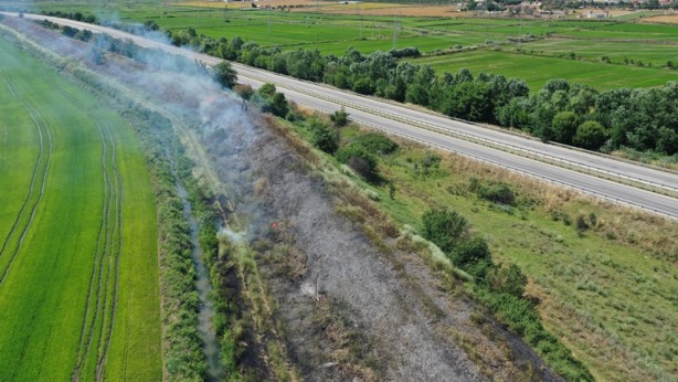 Otlukta çıkan yangın ekili arazilere sıçramadan söndürüldü