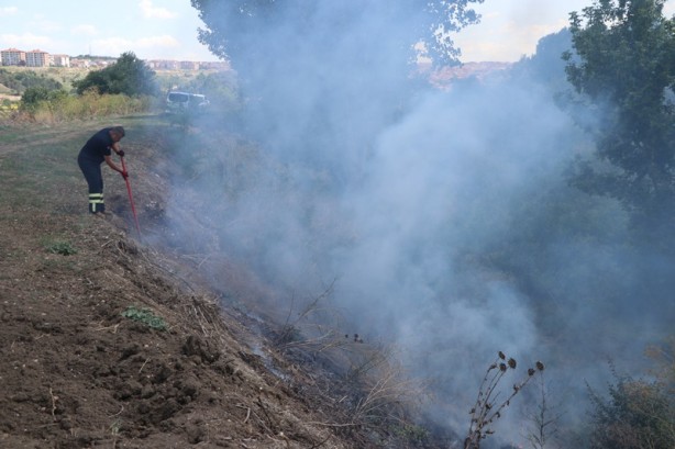 Foto - Otlukta çıkan yangın ekili arazilere sıçramadan söndürüldü
