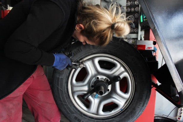 Foto - Oto lastiği tamirciliğinde patron oldu! ‘Esra Usta’