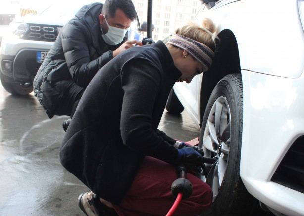 Foto - Oto lastiği tamirciliğinde patron oldu! ‘Esra Usta’