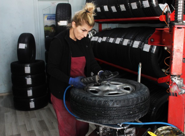 Foto - Oto lastiği tamirciliğinde patron oldu! ‘Esra Usta’