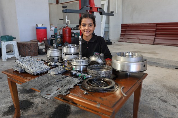 Foto - Oto tamirhane ondan soruluyor! 13 yaşında yılların ustalarına taş çıkarıyor