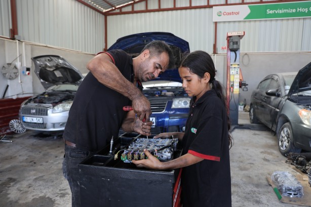 Foto - Oto tamirhane ondan soruluyor! 13 yaşında yılların ustalarına taş çıkarıyor