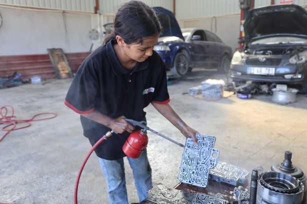Foto - Oto tamirhane ondan soruluyor! 13 yaşında yılların ustalarına taş çıkarıyor