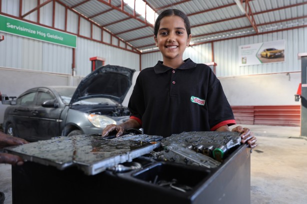 Foto - Oto tamirhane ondan soruluyor! 13 yaşında yılların ustalarına taş çıkarıyor