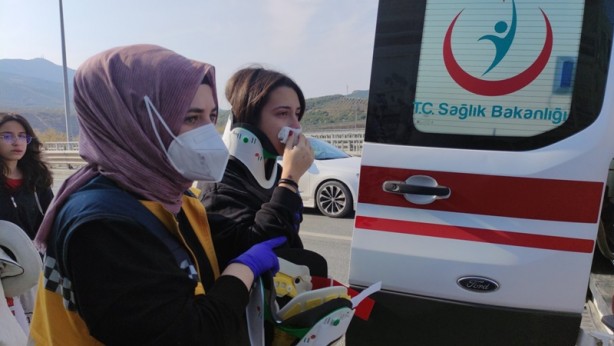 Otobüs ile kamyon çarpıştı, 24 öğrenci yaralandı