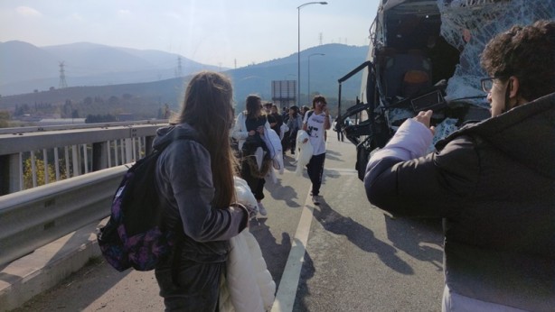 Foto - Otobüs ile kamyon çarpıştı, 24 öğrenci yaralandı