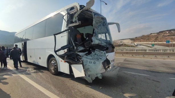 Foto - Otobüs ile kamyon çarpıştı, 24 öğrenci yaralandı