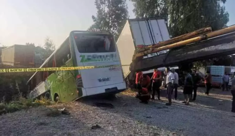 Foto - Otobüs ile kamyon çarpıştı! Ölü ve yaralılar var