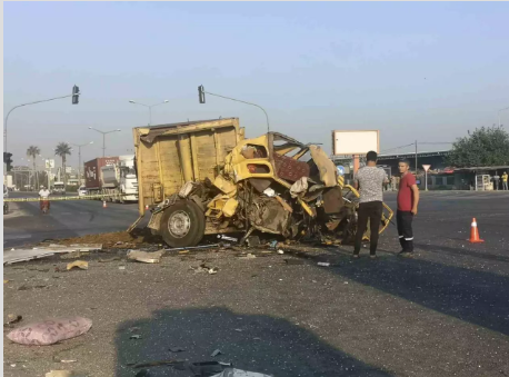 Foto - Otobüs ile kamyon çarpıştı! Ölü ve yaralılar var