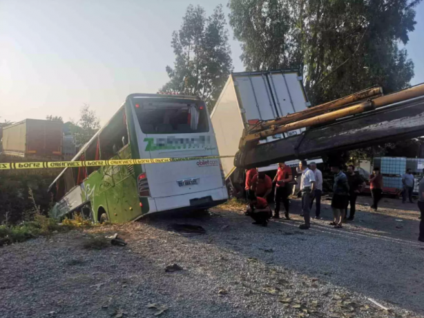 Foto - Otobüs ile kamyon çarpıştı! Ölü ve yaralılar var
