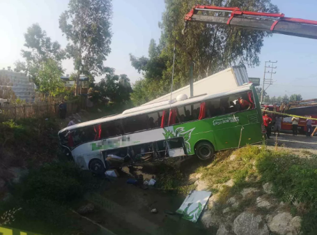 Foto - Otobüs ile kamyon çarpıştı! Ölü ve yaralılar var