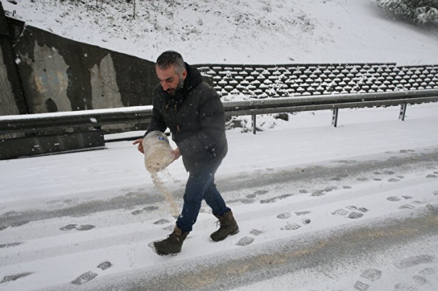 Foto - Otobüs iten İstanbullular kar mesaisinde! Yolu açmak için elleriyle tuzlama yaptılar