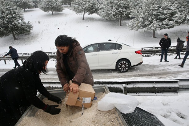Otobüs iten İstanbullular kar mesaisinde! Yolu açmak için elleriyle tuzlama yaptılar