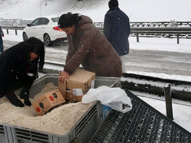 Foto - Otobüs iten İstanbullular kar mesaisinde! Yolu açmak için elleriyle tuzlama yaptılar