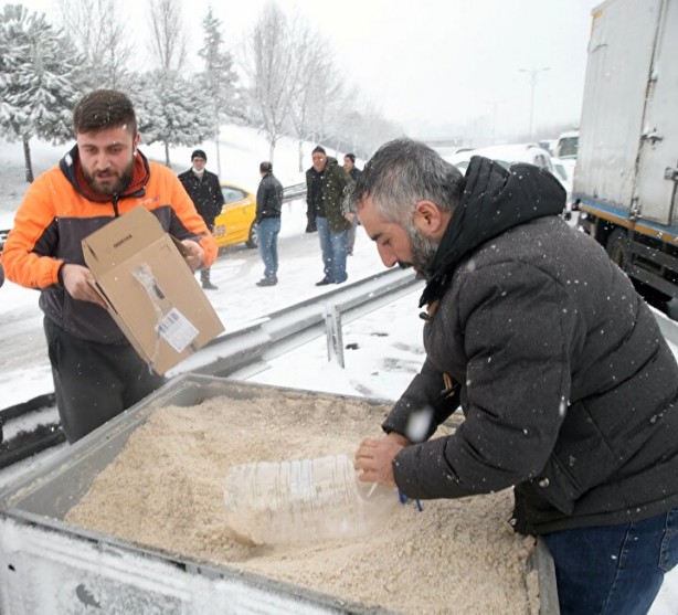 Foto - Otobüs iten İstanbullular kar mesaisinde! Yolu açmak için elleriyle tuzlama yaptılar