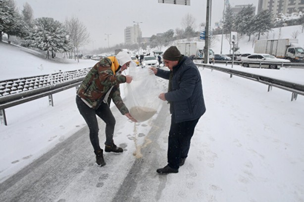 Foto - Otobüs iten İstanbullular kar mesaisinde! Yolu açmak için elleriyle tuzlama yaptılar