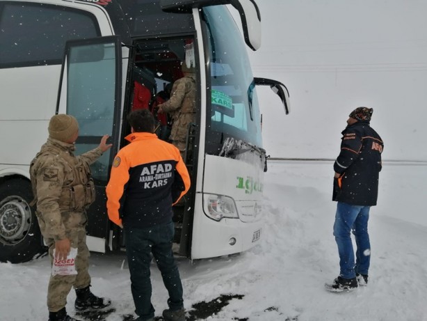 Foto - Otobüs kara saplanınca mahsur kaldılar!