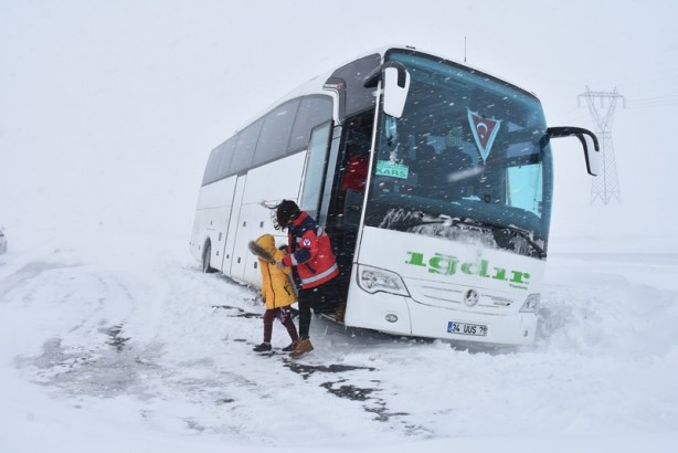 Otobüs kara saplanınca mahsur kaldılar!