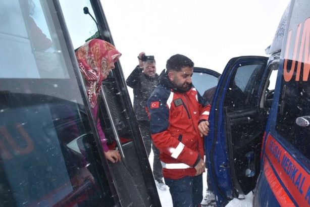 Foto - Otobüs kara saplanınca mahsur kaldılar!