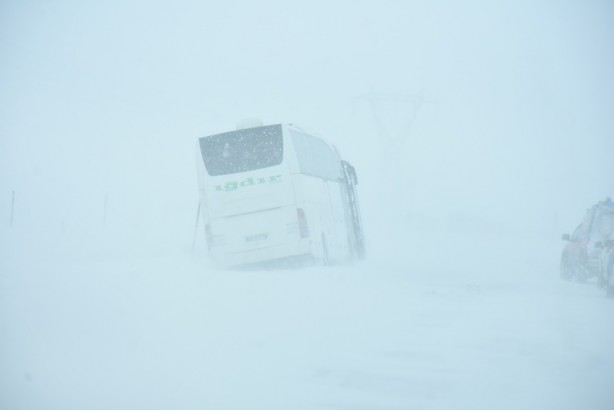 Foto - Otobüs kara saplanınca mahsur kaldılar!