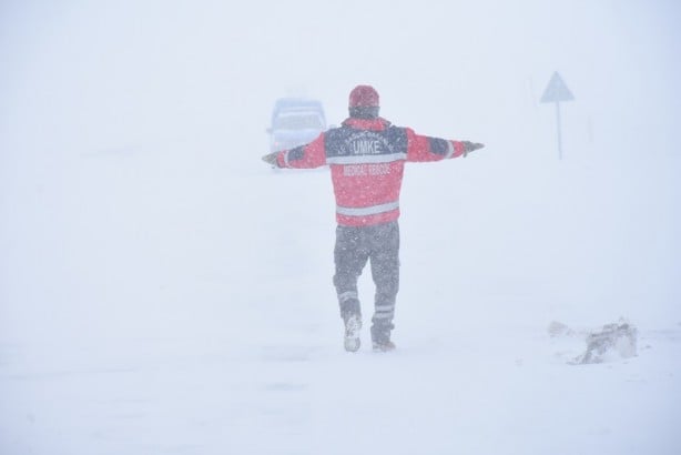 Foto - Otobüs kara saplanınca mahsur kaldılar!