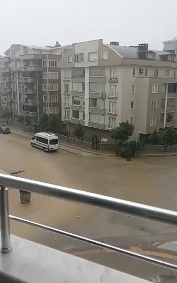 Foto - Otobüs terminaline yıldırım düştü! Çatı çöktü