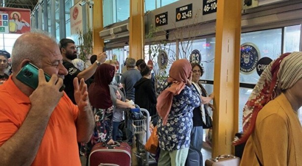 Foto - Otobüs terminaline yıldırım düştü! Çatı çöktü