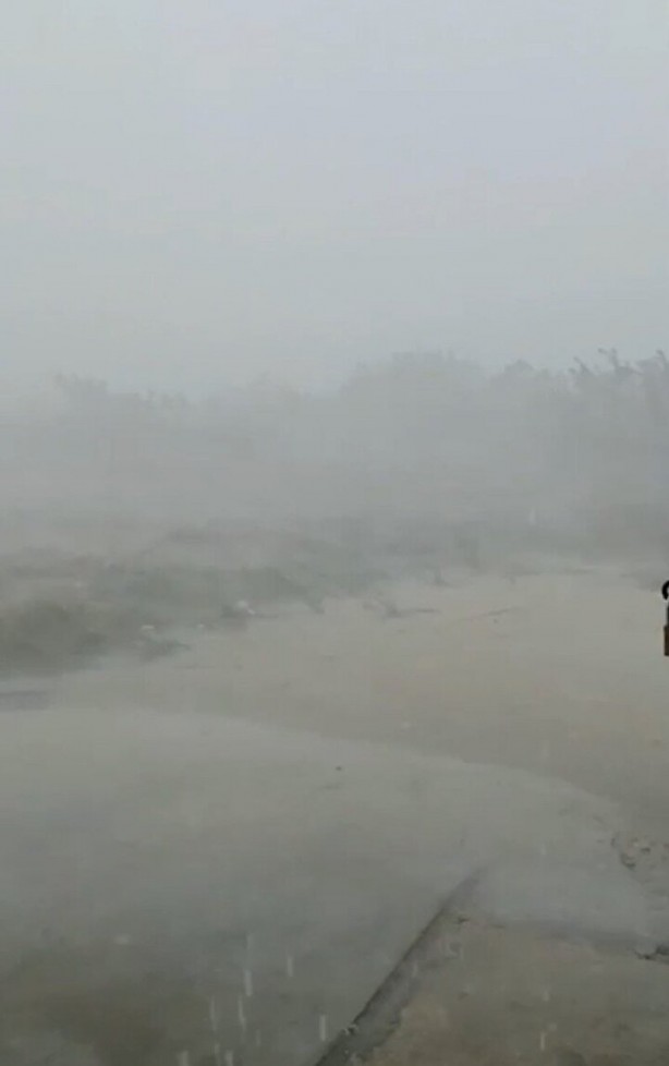 Foto - Otobüs terminaline yıldırım düştü! Çatı çöktü