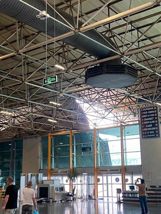 Foto - Otobüs terminaline yıldırım düştü! Çatı çöktü