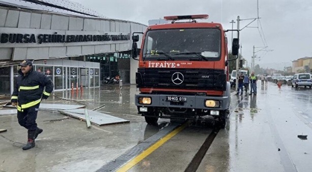 Foto - Otobüs terminaline yıldırım düştü! Çatı çöktü