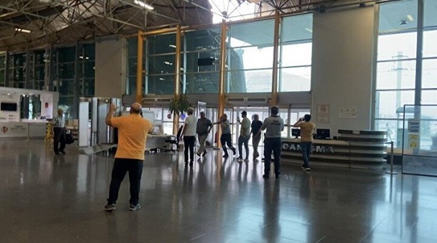 Foto - Otobüs terminaline yıldırım düştü! Çatı çöktü