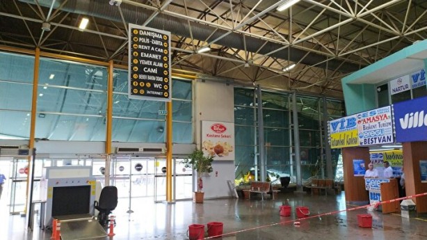 Foto - Otobüs terminaline yıldırım düştü! Çatı çöktü