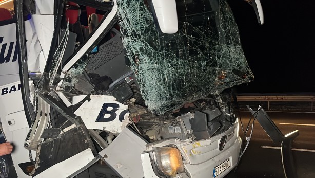 Foto - Otobüs tıra arkadan çarptı