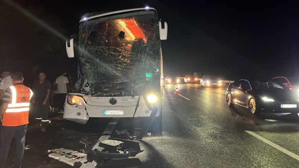 Foto - Otobüs tıra arkadan çarptı