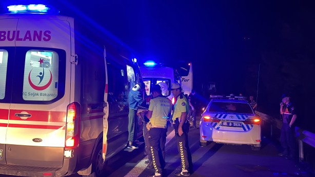 Foto - Otobüs tıra arkadan çarptı