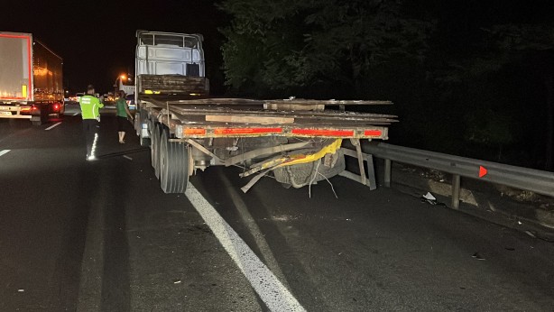 Otobüs tıra arkadan çarptı