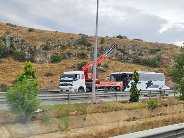 Foto - Otobüs tırla çarpıştı