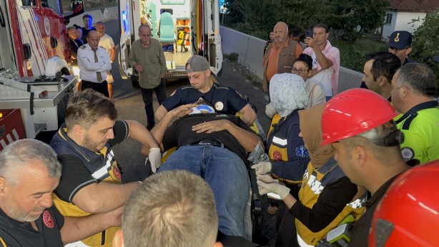 Foto - Otobüs ve otomobile çarpan tır, bir başka otomobilin üzerine devrildi