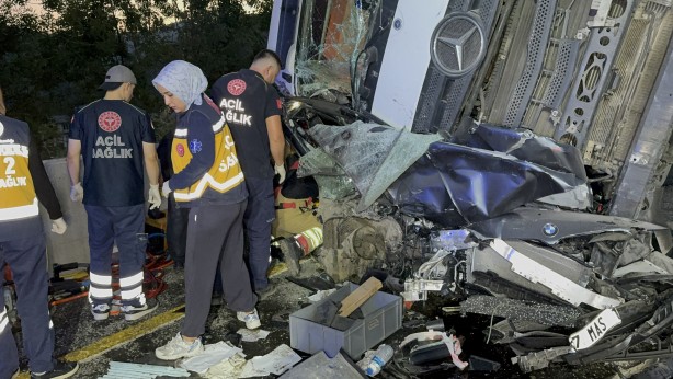 Otobüs ve otomobile çarpan tır, bir başka otomobilin üzerine devrildi