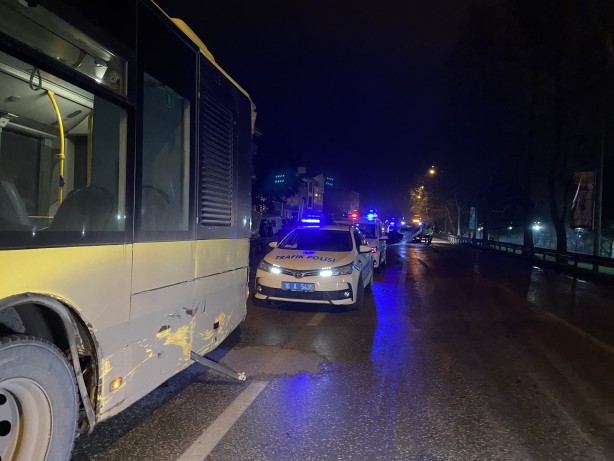 Foto - Otobüse çarpan otomobil ikiye bölündü