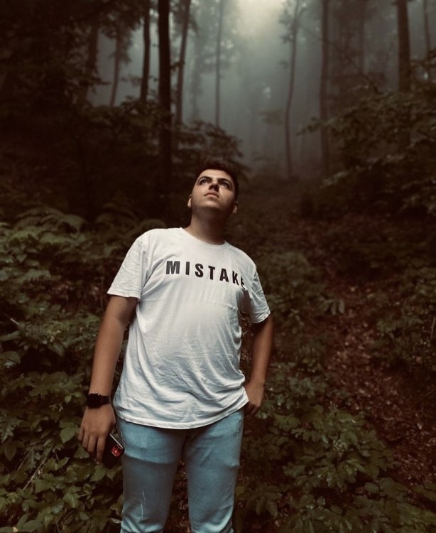 Foto - Otobüse çarpan otomobil ikiye bölündü