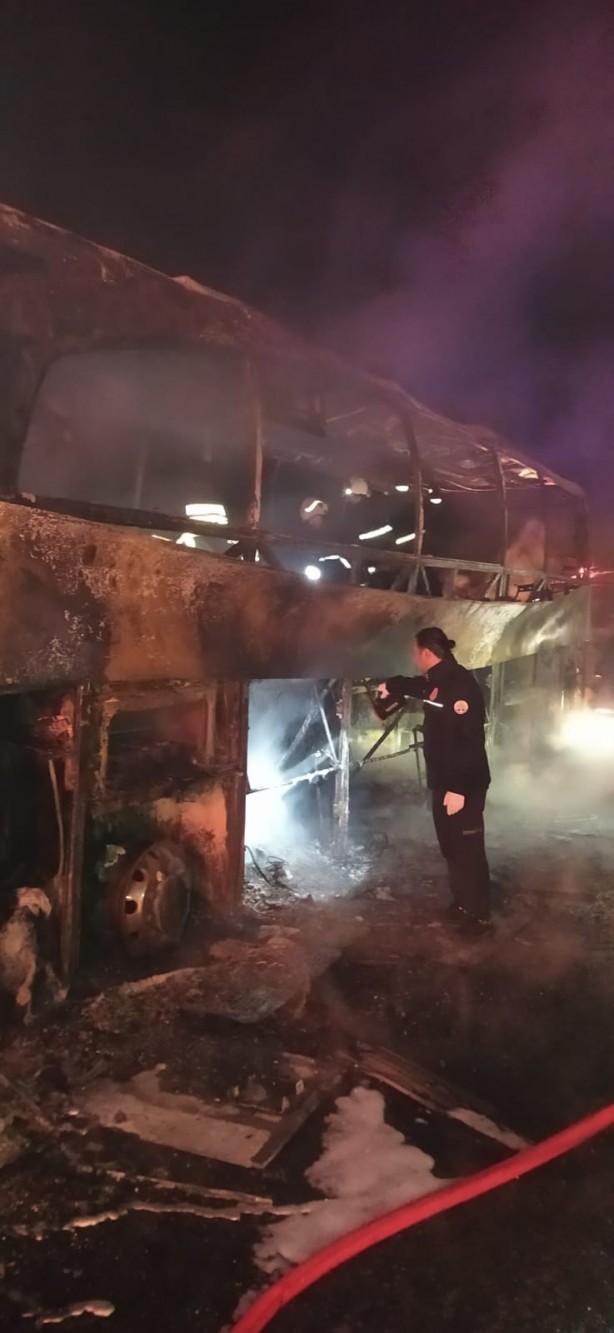 Foto - Otobüsle tır birbirine girdi! 3 kişi öldü, onlarca yaralı var