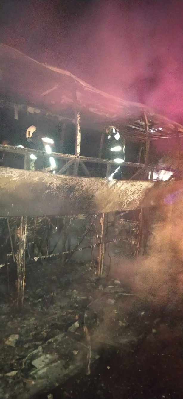 Foto - Otobüsle tır birbirine girdi! 3 kişi öldü, onlarca yaralı var