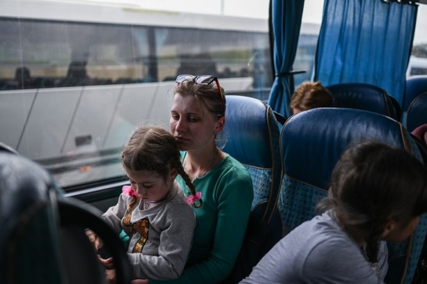 Foto - Otobüslere binmek için hazırlanıyorlardı! Savaş sirenleri çaldı