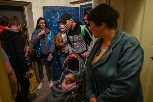 Foto - Otobüslere binmek için hazırlanıyorlardı! Savaş sirenleri çaldı