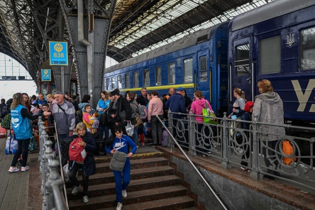 Foto - Otobüslere binmek için hazırlanıyorlardı! Savaş sirenleri çaldı