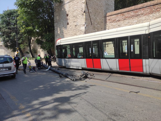 Foto - Otobüslerin yolda kaldığı İstanbul'da tramvay raydan çıktı